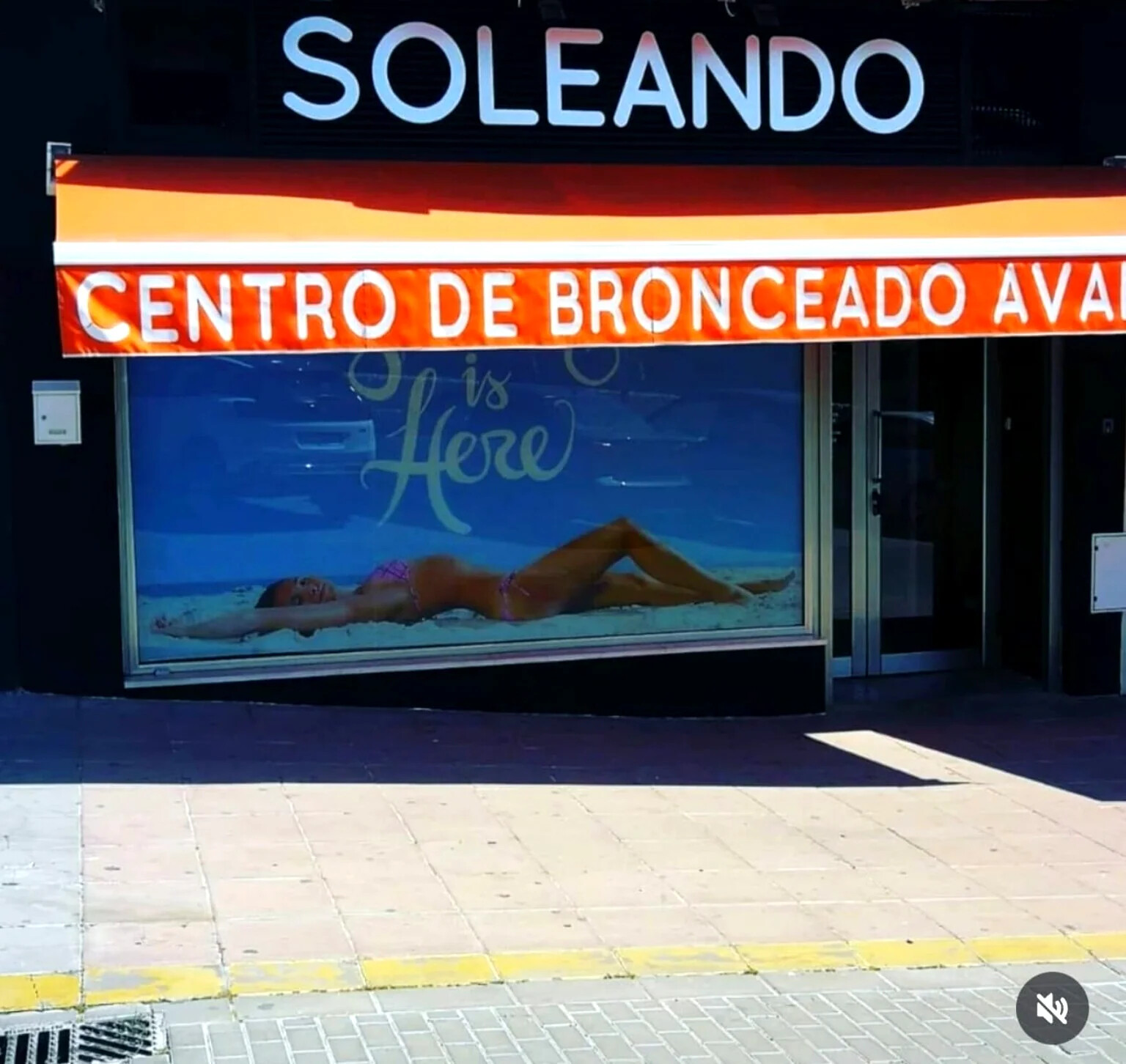 Fachada del centro Soleando en Tomares