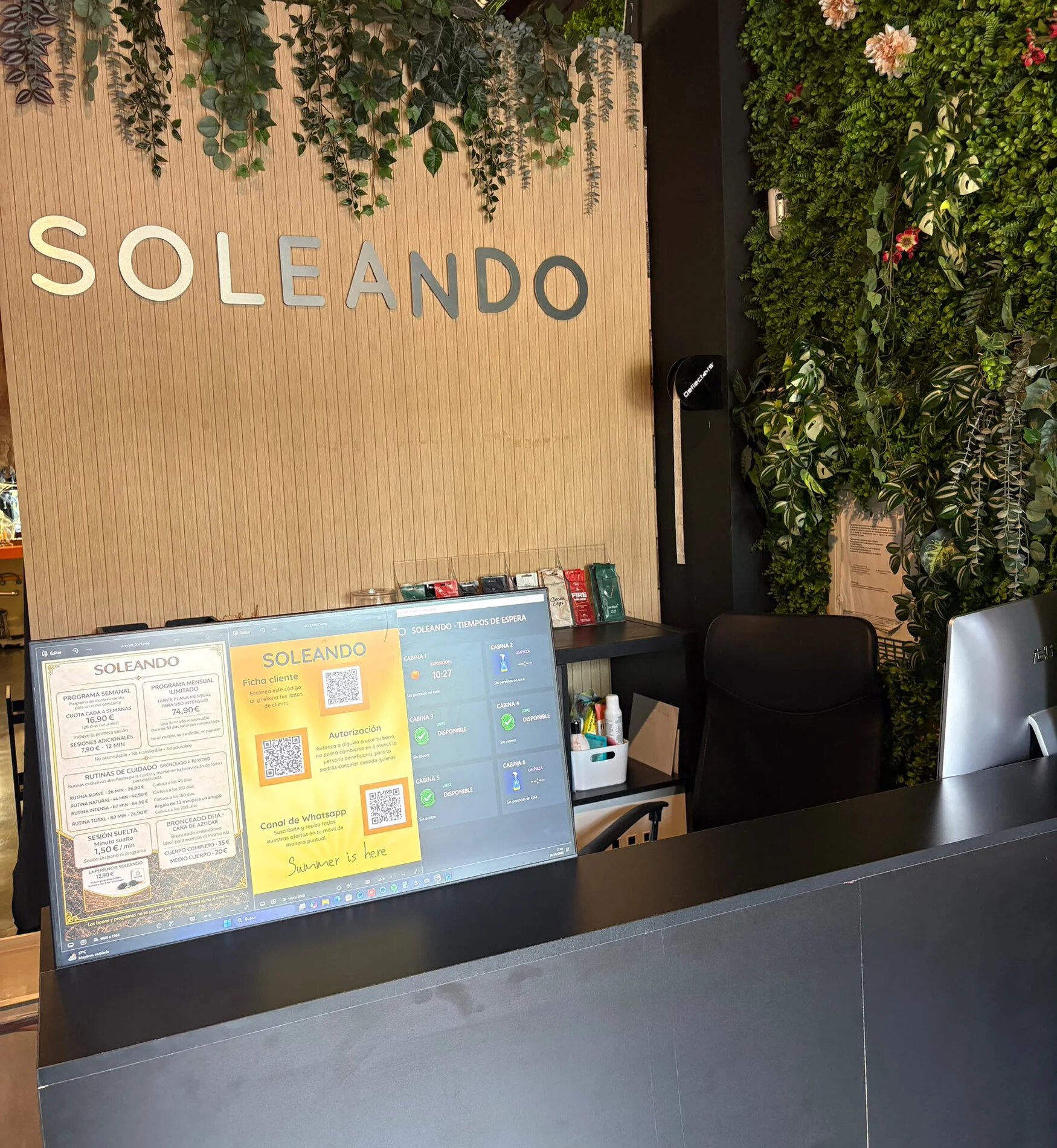Recepción real de Soleando con su logotipo y jardín vertical